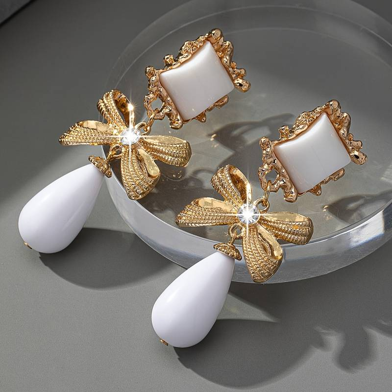 Carmen | Gold-plated white earrings