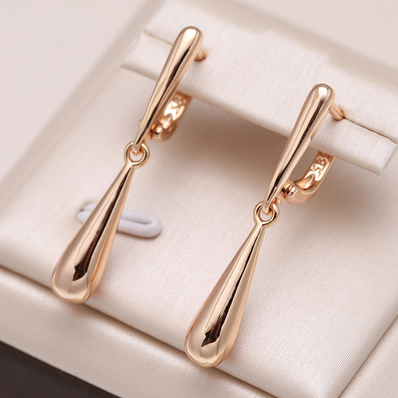 Vilma | Glamorous gold drop earrings for a radiant look