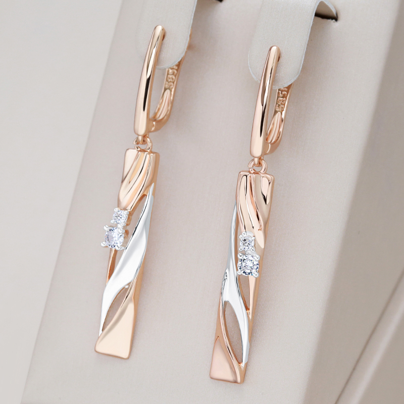 Casandra | Shiny rectangular gold earrings with sparkling crystals